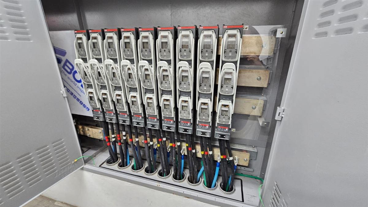 Centro de medição com chaves seccionadoras inspecionado pela JETA Engenharia para laudo elétrico em São Paulo