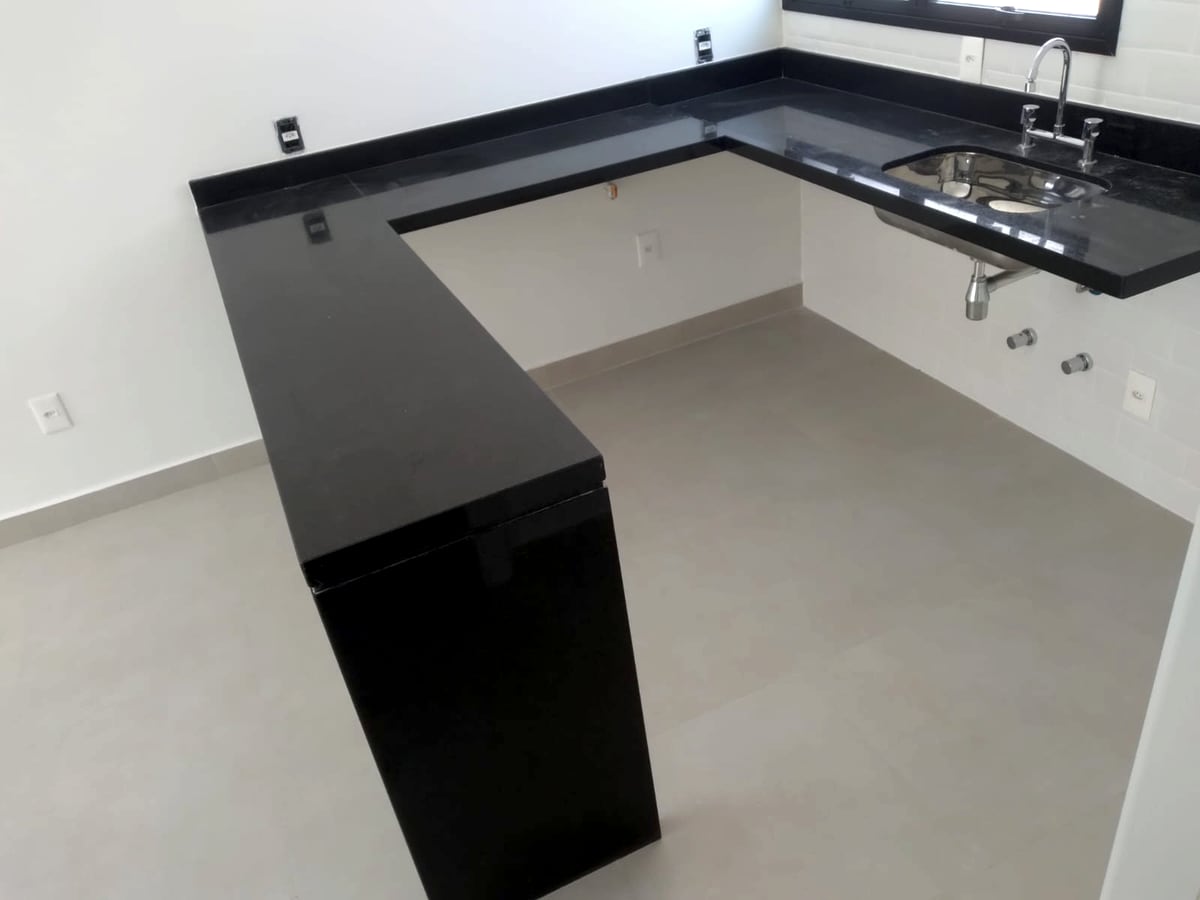 Bancada de cozinha em granito preto com cuba dupla, reforma executada pela JETA Engenharia.
