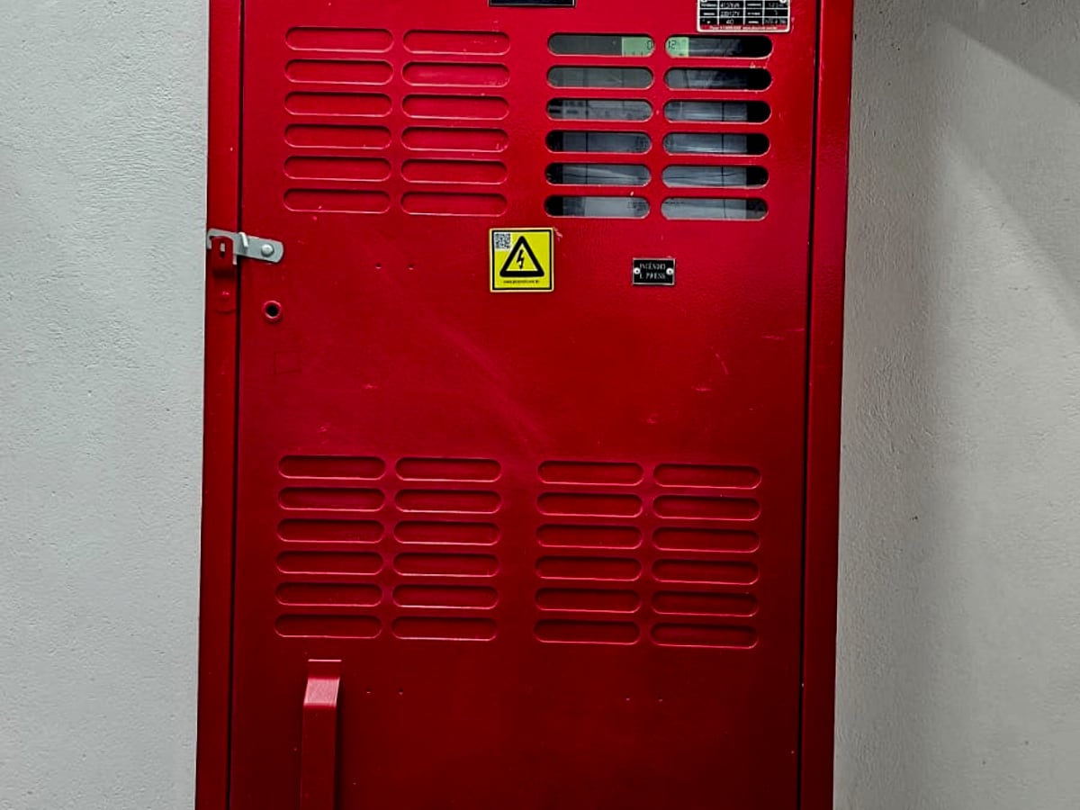 Cabine elétrica de média tensão executada pela JETA Engenharia em São Paulo, com sinalização de segurança e proteção contra choque.