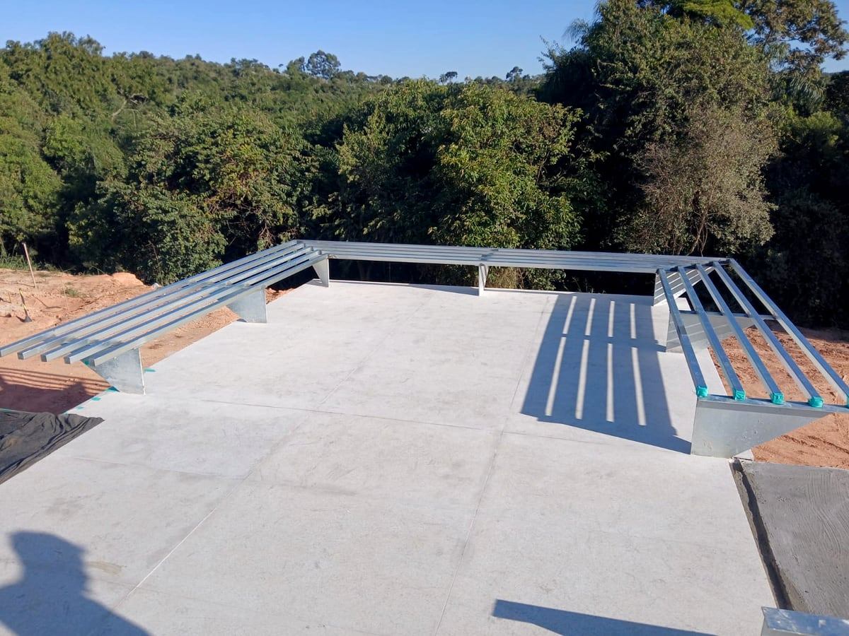 Estrutura metálica de cobertura em fase de montagem, obra executada pela JETA Engenharia em São Paulo.