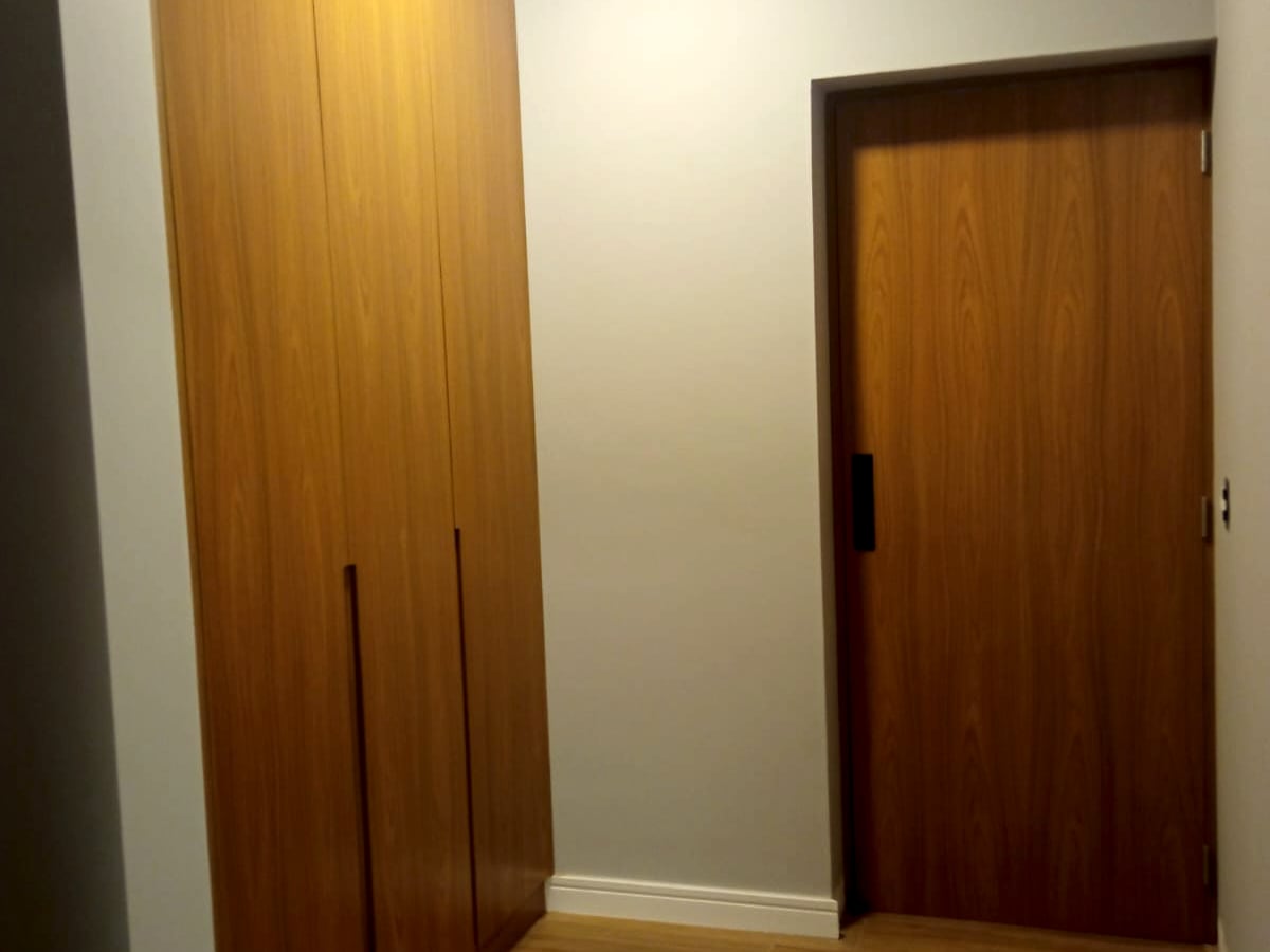 Marcenaria planejada com armários sob medida, entregue pela JETA Engenharia em projeto de reforma residencial.