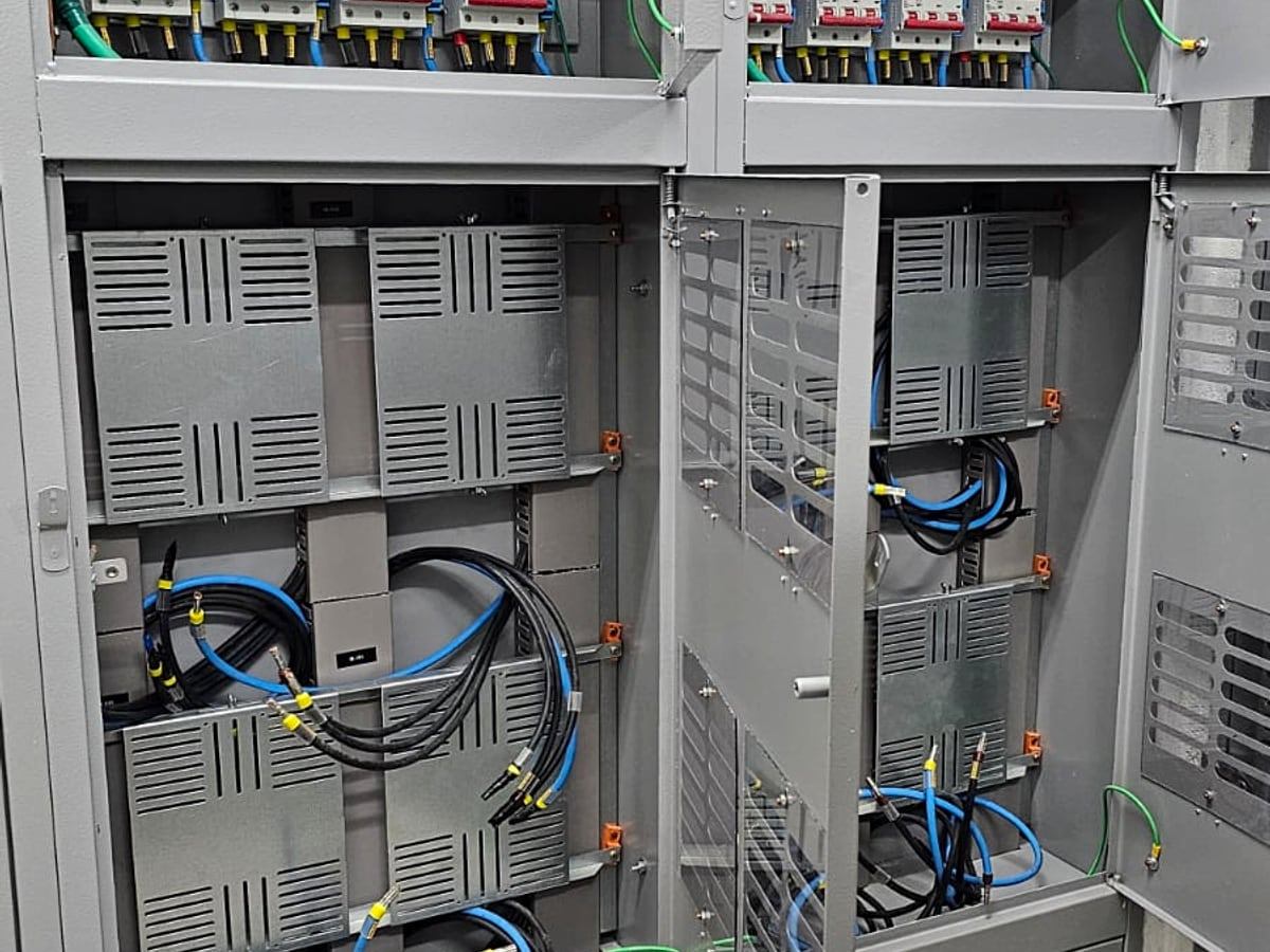 Painel elétrico de distribuição com disjuntores identificados, executado pela JETA Engenharia em imóvel comercial.