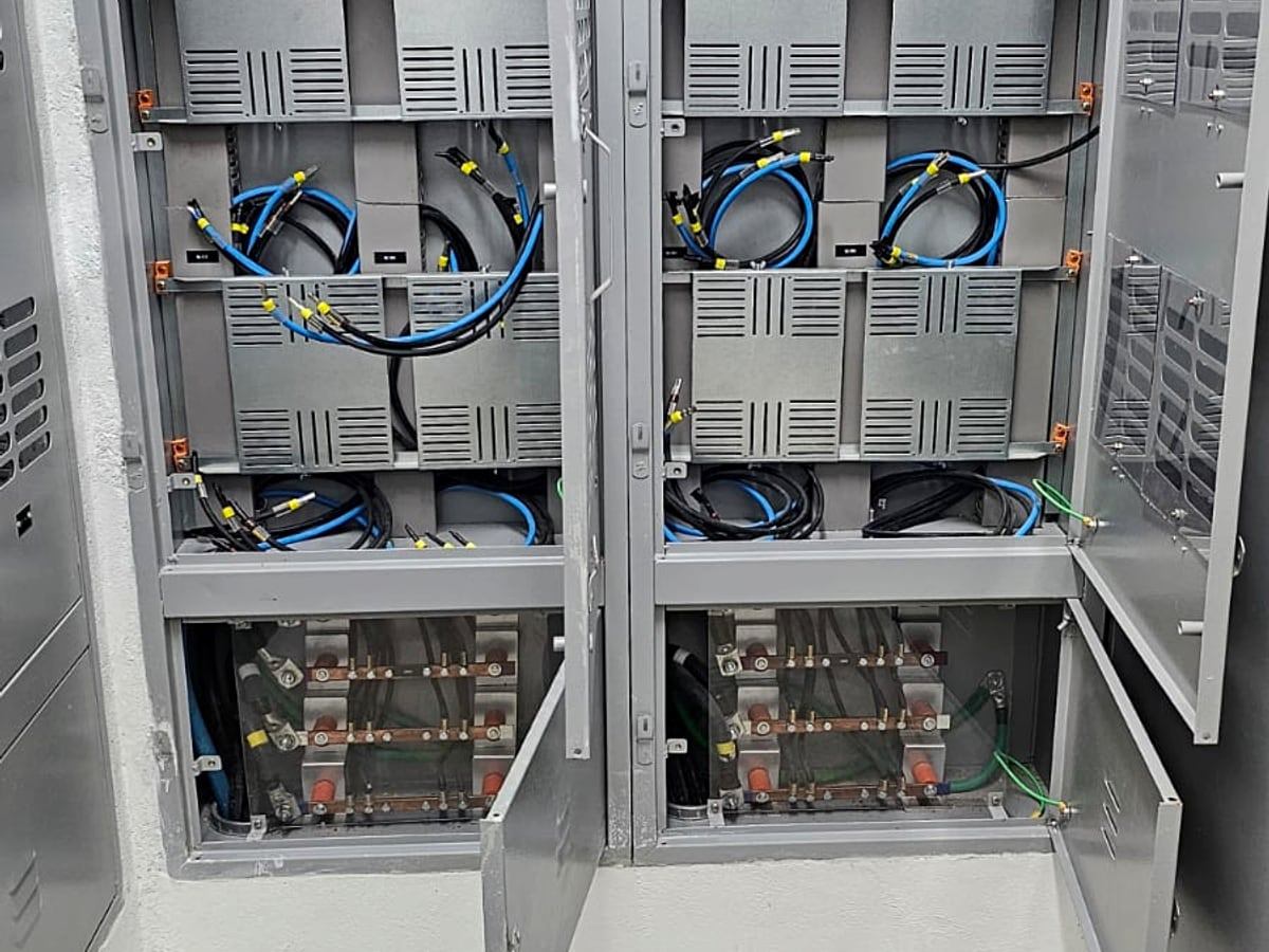 Quadro geral de distribuição elétrica organizado pela JETA Engenharia.