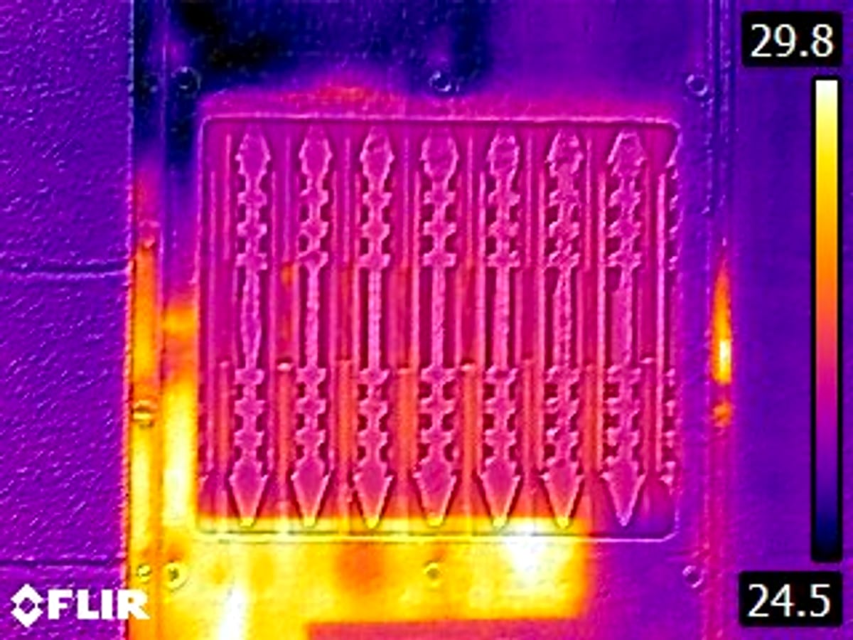 Imagem termográfica de painel elétrico durante inspeção preventiva realizada pela JETA Engenharia, evidenciando pontos de aquecimento.