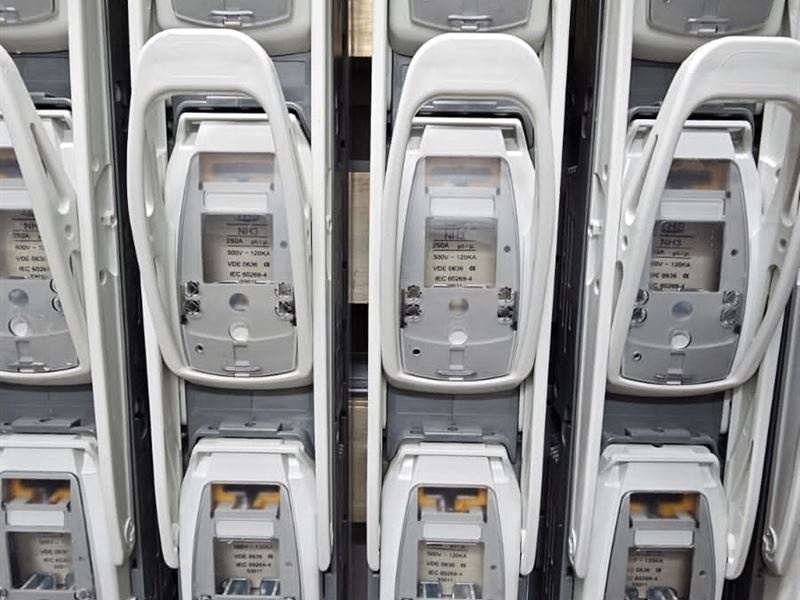Fusíveis e seccionadoras em painel inspecionado pela JETA Engenharia
