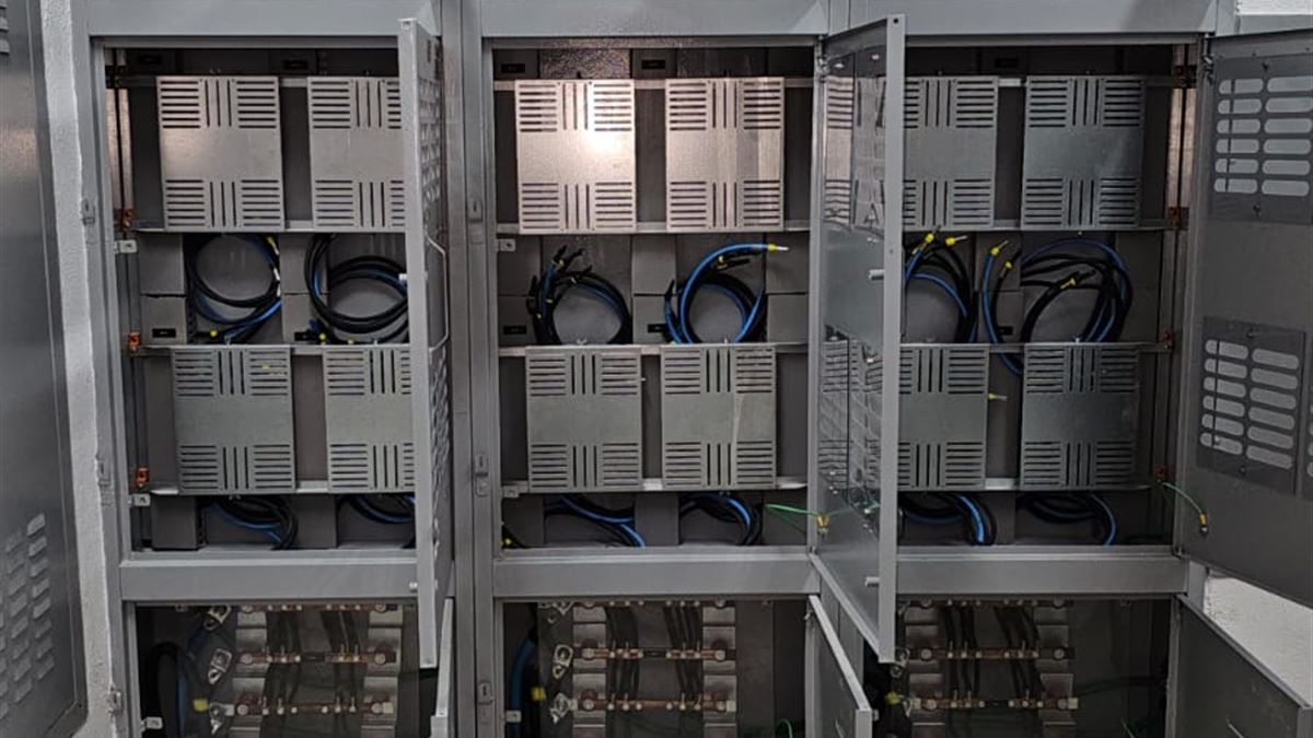 Centro de medição com quadros organizados executado pela JETA Engenharia em São Paulo