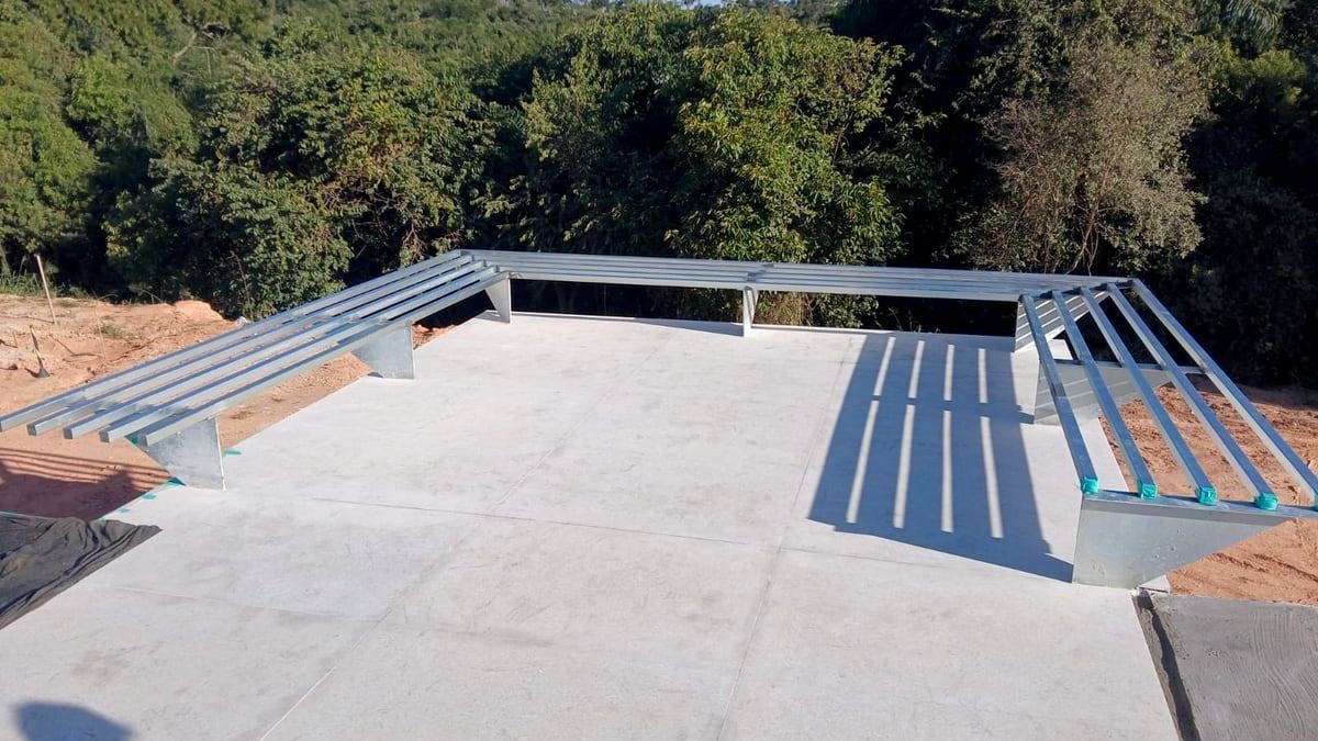 Cobertura de edifício com estrutura metálica avaliada pela JETA Engenharia em São Paulo