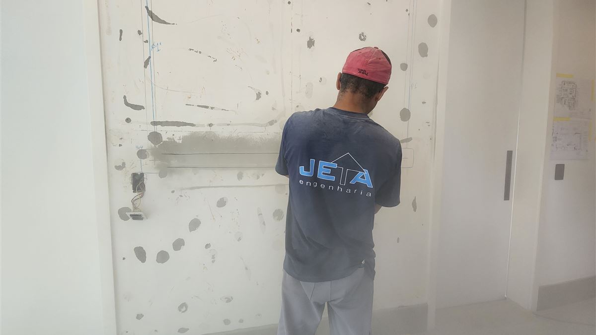 Técnico da JETA Engenharia executando manutenção predial em São Paulo