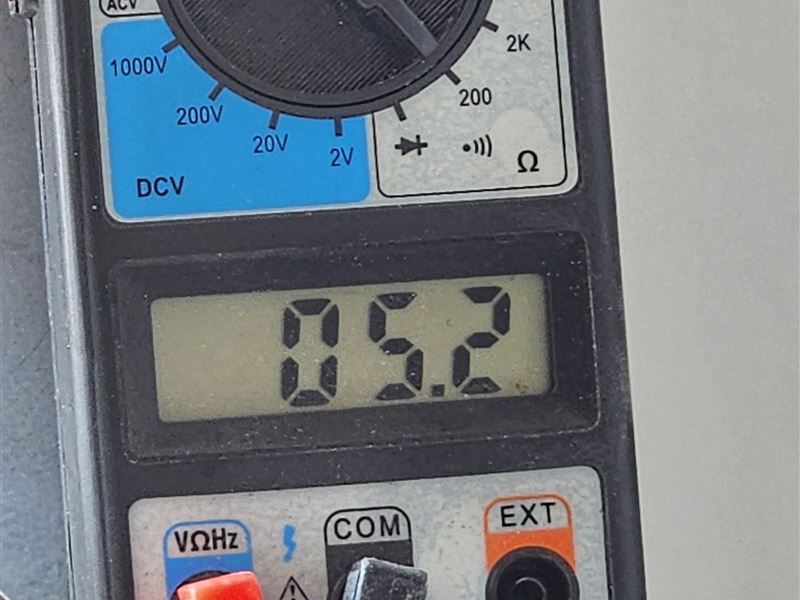 Multímetro usado em medição elétrica durante manutenção predial da JETA Engenharia
