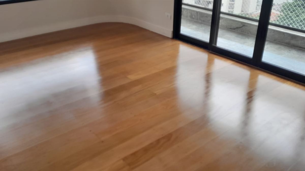 Ambiente reformado com piso de madeira entregue pela JETA Engenharia em São Paulo