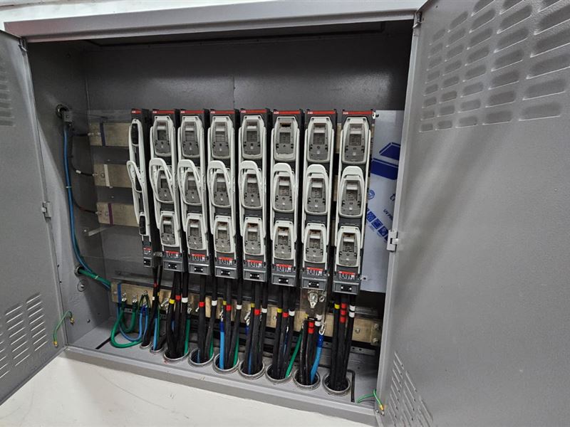 Painel com chaves seccionadoras instalado a partir de projeto elétrico