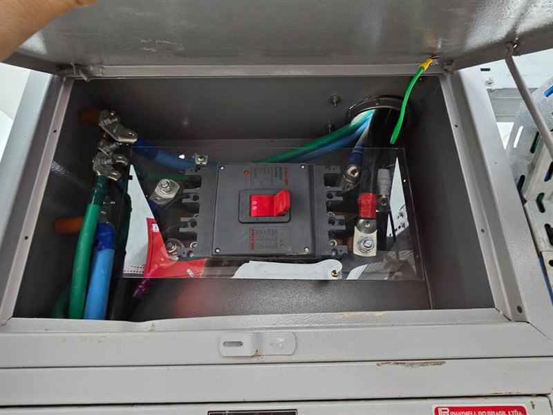 Montagem de quadro elétrico com chave e barramento de proteção