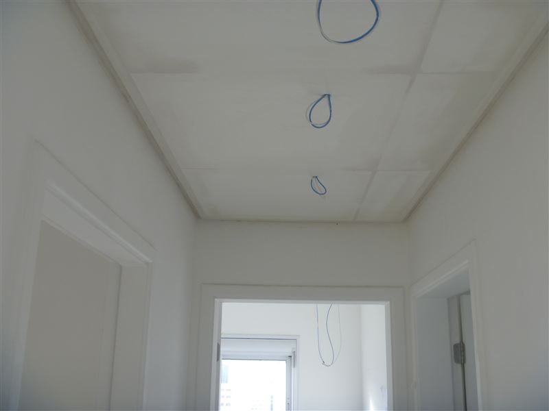 Pontos de iluminação preparados no forro durante obra da JETA Engenharia