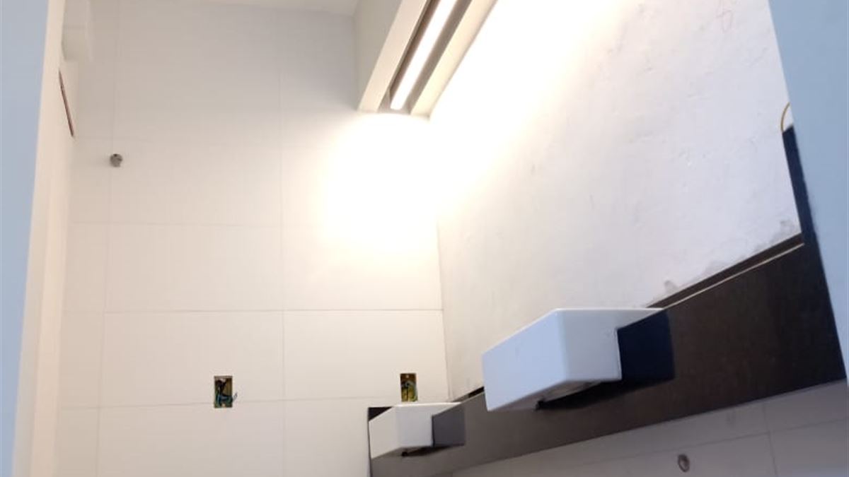Iluminação linear instalada em ambiente reformado pela JETA Engenharia em São Paulo