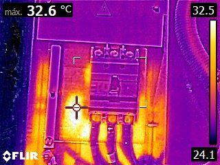 Imagem termográfica mostrando aquecimento nas conexões de um disjuntor